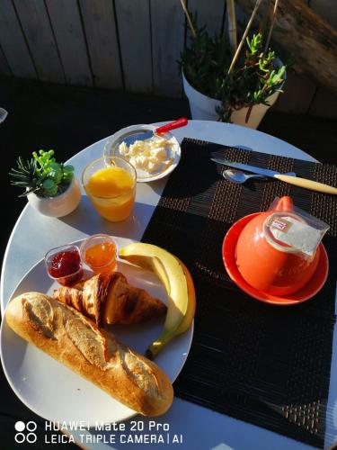 une table avec une assiette de nourriture sur une table dans l'établissement L'étape Bien être chambre triple, à Camps-sur-lʼAgly