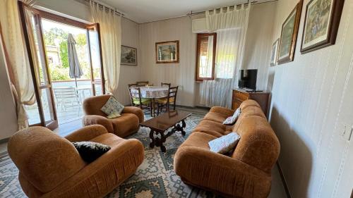 a living room with two couches and a table at Casa Odry in Massa