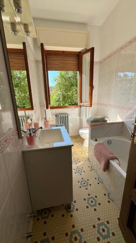 a bathroom with a sink and a tub and a toilet at Casa Odry in Massa