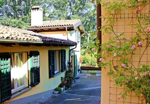 an alley between two buildings with pink flowers at Ca' Usignolo in San Ruffillo