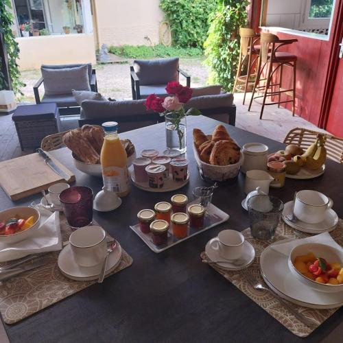 un tavolo con cibi e bevande per la colazione di Rabbit House - La Chambre d'hôtes a Singleyrac