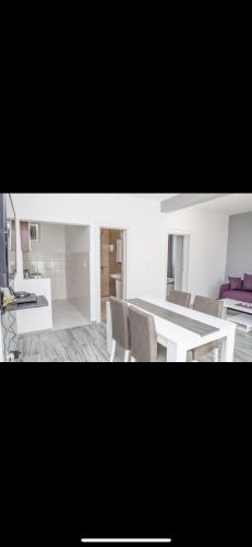 Imagen de la galería de Ljiljas App with parking, en Budva