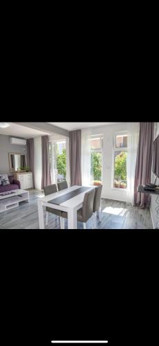 Imagen de la galería de Ljiljas App with parking, en Budva