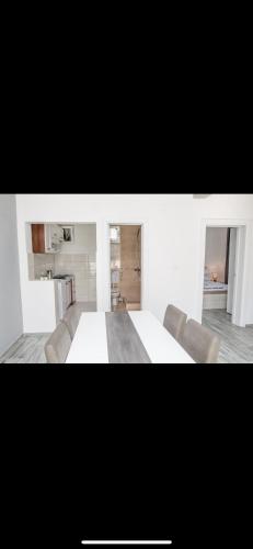 Χώρος καθιστικού στο Ljiljas App with parking