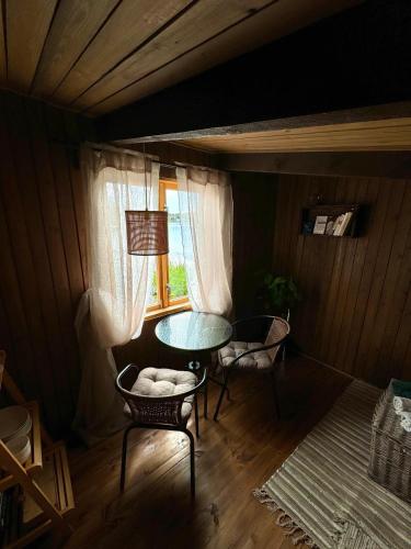 Posezení v ubytování Tiny lake house