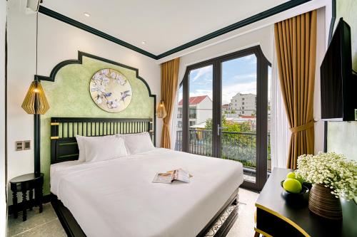 Postel nebo postele na pokoji v ubytování Rokas Hoi An Boutique Hotel