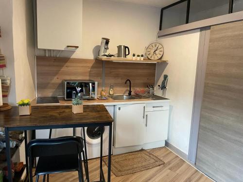 une petite cuisine avec un évier et un comptoir dans l'établissement Paradis, à Hyères