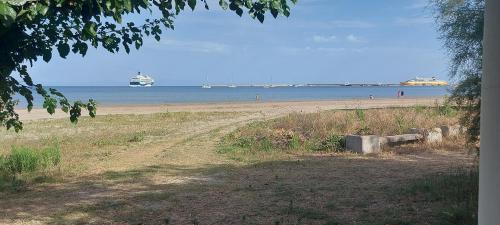 Charming Beachfront 2-bedroom house with AC