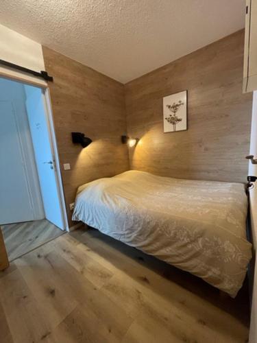 une chambre avec un lit et un parquet dans l'établissement Hossegor Vue Océan, à Soorts-Hossegor