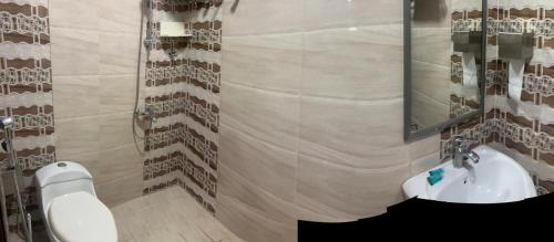 a bathroom with a sink and a mirror at Ramis Furnished Units in Buraydah
