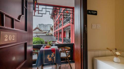 Fotografie z fotogalerie ubytování Wenjun Courtyard Hotel ---5 mins walk from Tonghuimen metro station, near Tianfu square, close by culture park and Sichuan opera house, English speaking service, local tours v destinaci Čcheng-tu