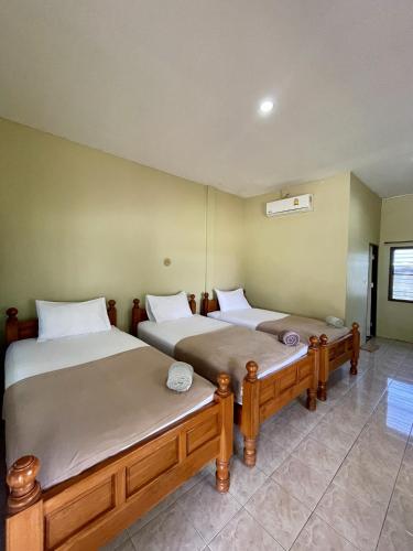 two twin beds in a room with at KHAO KIEOW Hotel โรงแรมเขาเขียว in Ban Mai