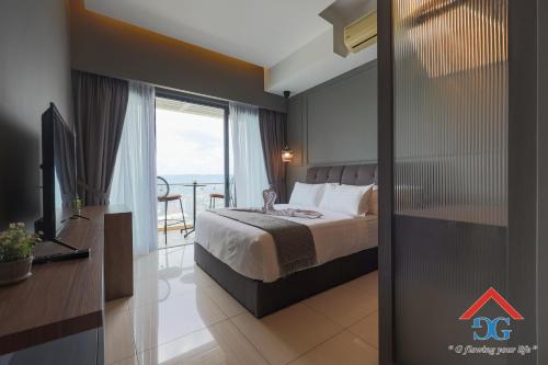 Un dormitorio con una cama y vista al mar. en The Elements by Grabstay, en Kuala Lumpur