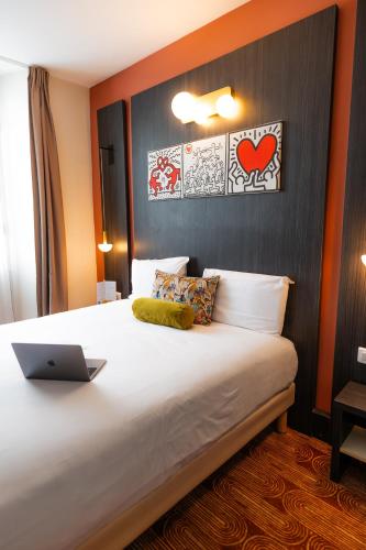 Una cama o camas en una habitación de Hôtel Le Seize, Nice Centre
