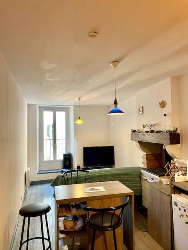 - une cuisine avec deux tabourets et une table dans une pièce dans l'établissement Appartement pour 5 voyageurs, à Castillonnès