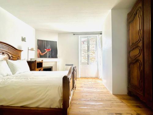 une chambre avec un lit, un bureau et une fenêtre dans l'établissement Maison de campagne Arty entièrement rénovée 4 chambres, à Roquecourbe