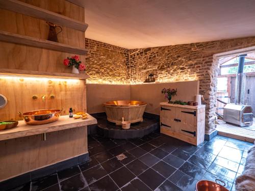 une salle de bain avec deux lavabos et une baignoire dans l'établissement Large Country Cottage, Sleeps 8 - Spa Facilities, Garden Bar, Catering Services, Free Parking, Nature Reserve, Hen Parties, à Scunthorpe