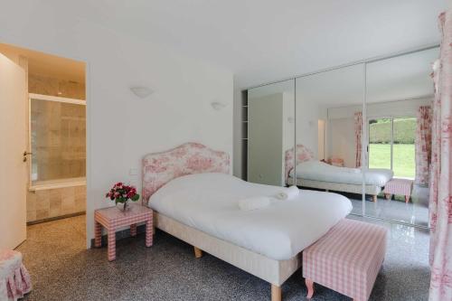 une chambre avec deux lits et un miroir dans l'établissement Luxury haven with pool, tennis and large garden, à Deauville