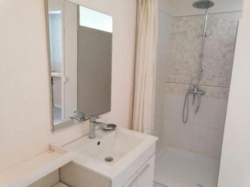 Photo de la galerie de l'établissement Maison et piscine en bordure de Rivière avec Parc, à Nalliers