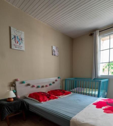 Photo de la galerie de l'établissement Maison et piscine en bordure de Rivière avec Parc, à Nalliers