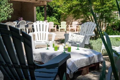 Photo de la galerie de l'établissement Maison et piscine en bordure de Rivière avec Parc, à Nalliers