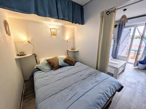 Posteľ alebo postele v izbe v ubytovaní MARSEILLAN-PLAGE - Studio climatisé avec coin nuit séparé - Terrasse & parking privé