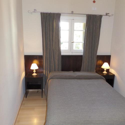 a bedroom with a bed and two lamps on tables at Hotel Radio in Valle Hermoso