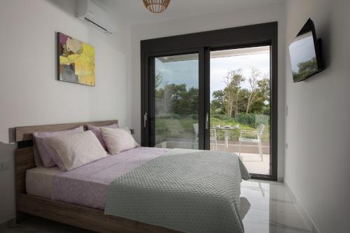 Postel nebo postele na pokoji v ubytování ELYSIUM VILLAS Quartet