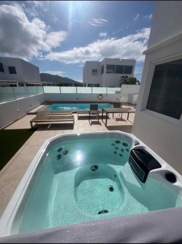 a hot tub on the roof of a building at LUXURY RUBICON Jacuzzi y Piscina in Playa Blanca