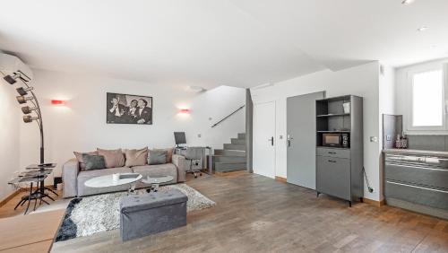 un salon avec un canapé et une table dans l'établissement HAPPY TROPEZ, au Coeur du Village de GASSIN, à Gassin