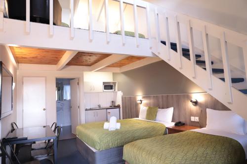 Postel nebo postele na pokoji v ubytování Airport Manor Inn