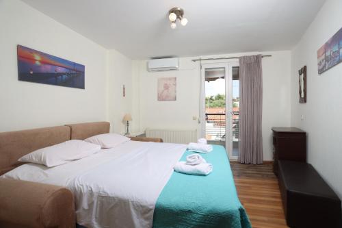 En eller flere senge i et værelse på Zen Apartment - 2 min walk to Beach, Central Hanioti