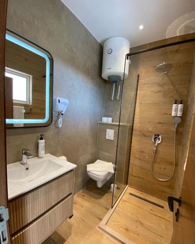 Ένα μπάνιο στο Hotel Comfort & Villas