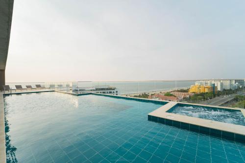 Bazén v ubytování Encanto Rentals at Sunno Beach nebo v jeho okolí