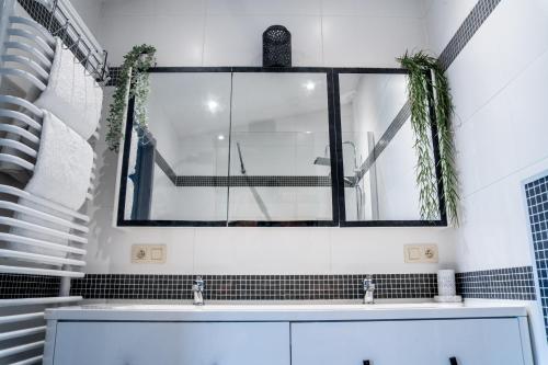 a bathroom with a window and a sink at Oase 't Huyseke in Blankenberge