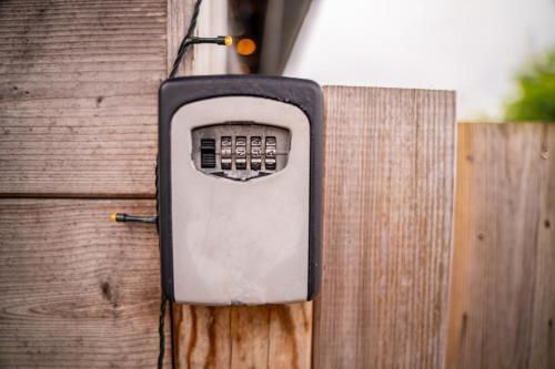 a soap dispenser attached to a wooden fence at Oase 't Huyseke in Blankenberge