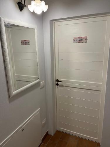 a bathroom with a door and a mirror at B&B il gelsomino in Trarivi