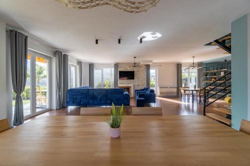 un soggiorno con un divano blu e un tavolo di Guesthouse Lumo & pool a Përmet