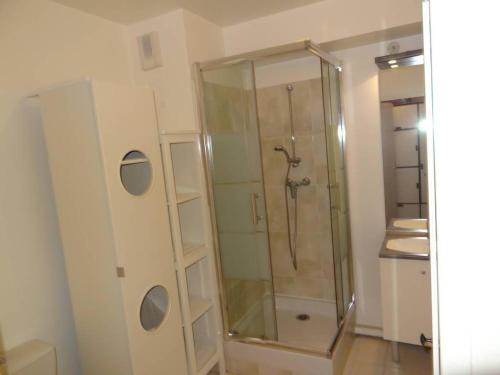 une salle de bain avec une douche avec une porte vitrée dans l'établissement Studio 23 m2 avec terrasse 16 m2 - Corporate housing ou bail civil travailleur mobilité Résidence standing Atlantis Plein Sud, à Massy