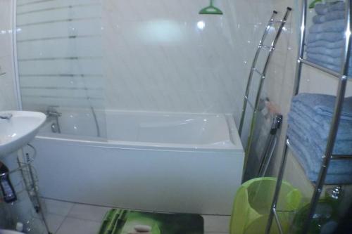 une salle de bain avec une baignoire, des toilettes et un lavabo dans l'établissement T2 centre ville, wifi, parking, à Béziers