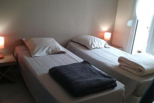 deux lits côte à côte dans une pièce dans l'établissement T2 centre ville, wifi, parking, à Béziers