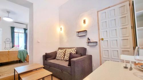a living room with a chair and a door at Rincón céntrico con encanto By Aloha Palma in Águilas