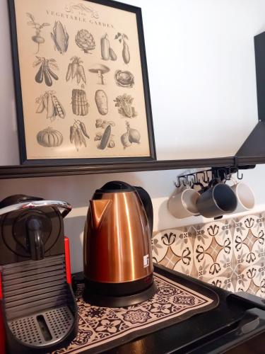a coffee maker and a tea pot on a counter at Rincón céntrico con encanto By Aloha Palma in Águilas