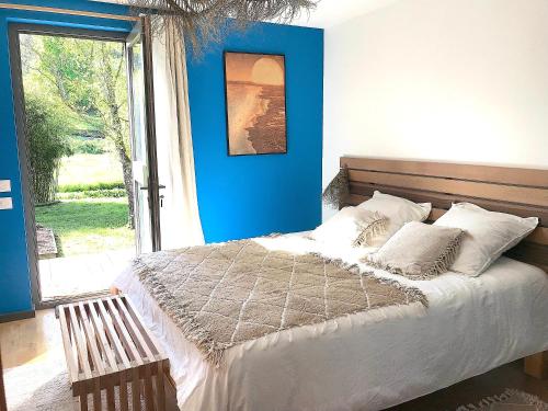 Ένα ή περισσότερα κρεβάτια σε δωμάτιο στο Une chambre d'hôte dans les bois