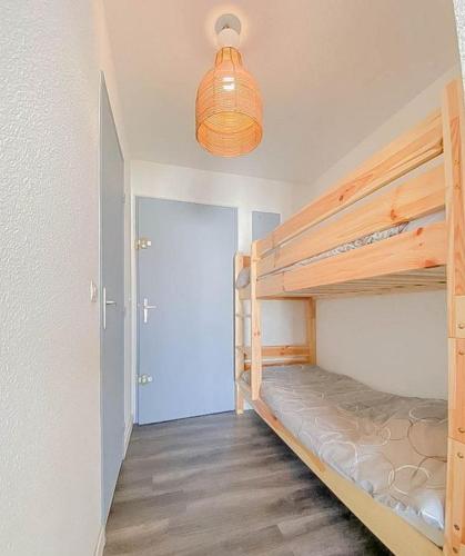 - une chambre avec 2 lits superposés et une porte dans l'établissement Le 458 Chez Yannick et Céline, au Grau-du-Roi