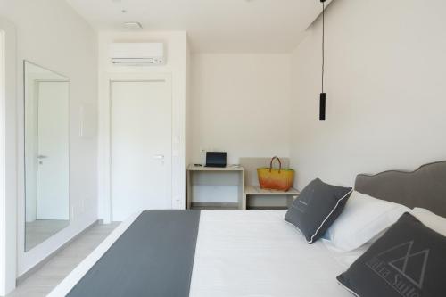 Una cama o camas en una habitación de MIFRA SUITES