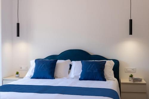 Una cama o camas en una habitación de MIFRA SUITES