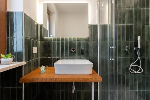 Un baño de MIFRA SUITES