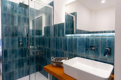 Un baño de MIFRA SUITES