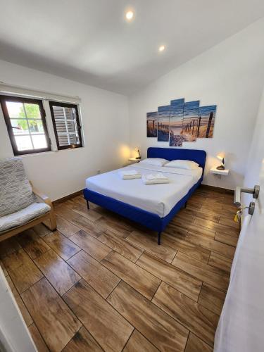 a bedroom with a bed and a wooden floor at Blife Faro Beach Hostel & Rooms in Faro